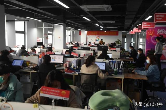 6365411c4a474adb8114400e213fd1e5.jpg 跟著中辦國(guó)辦調(diào)研江蘇復(fù)工復(fù)產(chǎn) | 一座特大城市的“復(fù)活”之路